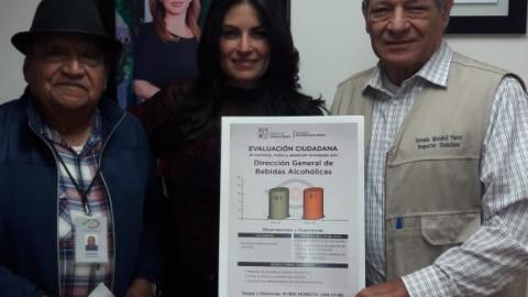 Inspectores Ciudadanos en la entrega de cartel de Evaluación Ciudadana a la Dirección General de Bebidas Alcohólicas.