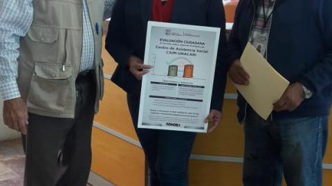 Inspectores Ciudadanos en la entrega de cartel de Evaluación Ciudadana al Centro de Asistencia Social UNACARI