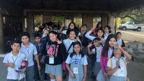 Foto del recuerdo en el paseo al centro ecológico con las contralorcitas y contralorcitos de la escuela  Guadalupe victoría